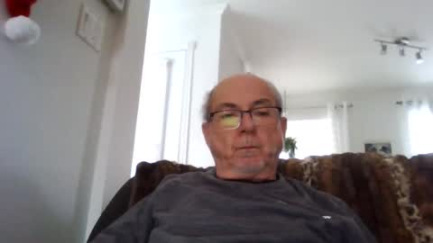 bernard1102 online show from 12-18-24, 01:34