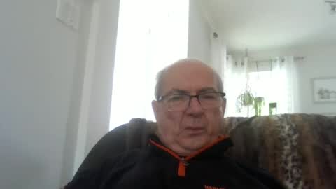 Snapshot of bernard1102 chatting on 06-25-26, 02:10 bernard1102 online show from 06-25-26, 02:10