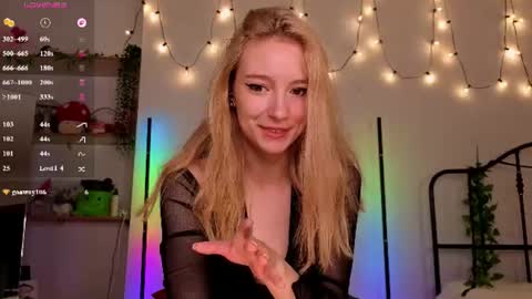 Snapshot of berrryjelly chatting on 06-10-26, 06:12 Hi Im NikaComing back online on Monday 3 online show from 06-10-26, 06:12