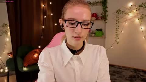 Snapshot of berrryjelly chatting on 06-17-26, 06:27 Hi Im NikaComing back online on Monday 3 online show from 06-17-26, 06:27