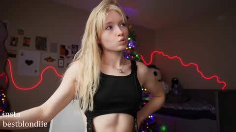 Snapshot of bestblondiiecb chatting on 12-29-24, 05:33 Chloe Next stream on Friday online show from 12-29-24, 05:33