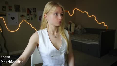 Snapshot of bestblondiiecb chatting on 03-03-25, 05:50 Chloe Next stream on Friday online show from 03-03-25, 05:50