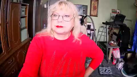 Snapshot of beverlycynia chatting on 09-30-25, 11:04 BeverlyCynia online show from 09-30-25, 11:04