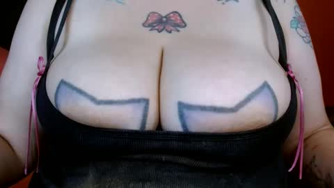 Snapshot of bianka_star_ chatting on 10-24-25, 01:07 bianca online show from 10-24-25, 01:07