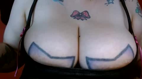 Snapshot of bianka_star_ chatting on 10-27-25, 02:21 bianca online show from 10-27-25, 02:21