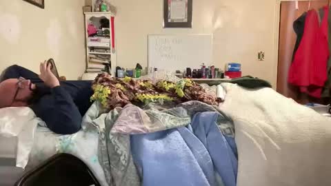 Snapshot of bigbackmuscles1296 chatting on 12-17-25, 01:33 Mr. Muscle Monster online show from 12-17-25, 01:33