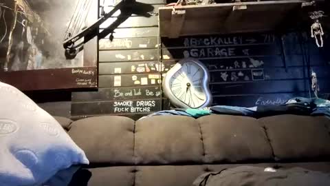 Snapshot of bigbeata chatting on 10-18-25, 02:14 Stevie Snow online show from 10-18-25, 02:14