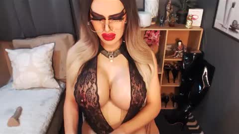 Snapshot of bigbomblhoraine chatting on 02-26-25, 06:04 Loraine Cruz online show from 02-26-25, 06:04