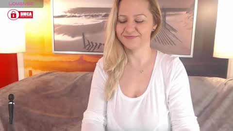 Snapshot of bigboobsarri chatting on 01-22-25, 08:51 BigBoobsArri online show from 01-22-25, 08:51