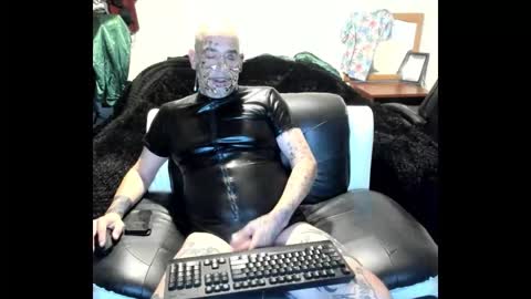 Snapshot of bigdickpiercedtattoos chatting on 11-04-25, 03:05 bigdickpiercedtattoos online show from 11-04-25, 03:05