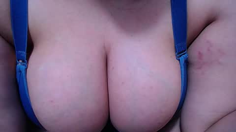 Snapshot of bigg_boobs_xxx chatting on 10-15-25, 09:15  Sunny   online show from 10-15-25, 09:15