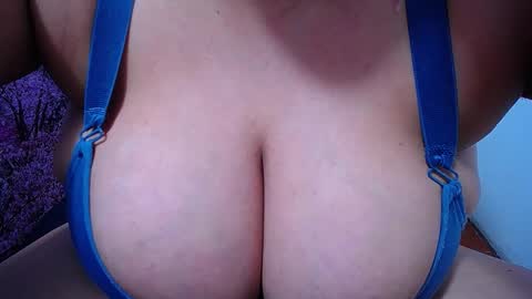 Snapshot of bigg_boobs_xxx chatting on 10-25-25, 10:26  Sunny   online show from 10-25-25, 10:26