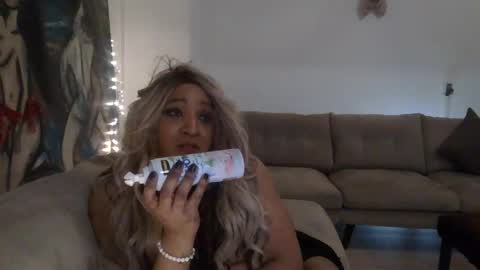 Snapshot of bigo247 chatting on 12-20-25, 02:40 Shemale Anna online show from 12-20-25, 02:40