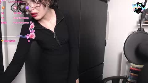 Snapshot of biihoney chatting on 11-12-25, 12:55 Valeria 3 online show from 11-12-25, 12:55