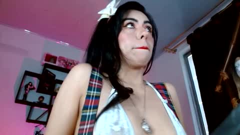 Snapshot of black_lady_05 chatting on 01-22-25, 12:38 millie online show from 01-22-25, 12:38