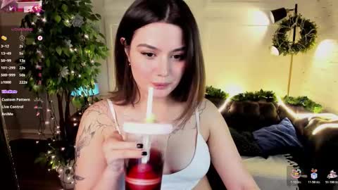 Snapshot of black_pant3r chatting on 12-17-25, 02:34 Mon Mon online show from 12-17-25, 02:34