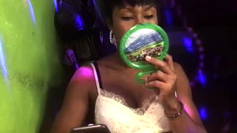 Snapshot of blackasiancockts chatting on 01-12-25, 01:37 Crystal online show from 01-12-25, 01:37