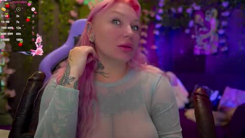 Snapshot of blackedbarbie chatting on 10-11-25, 08:18 Alice online show from 10-11-25, 08:18