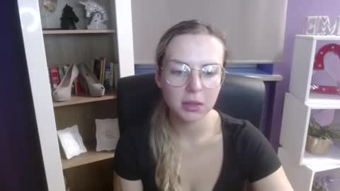 Snapshot of blackrosezoey chatting on 09-15-25, 04:23 Z O E Y online show from 09-15-25, 04:23
