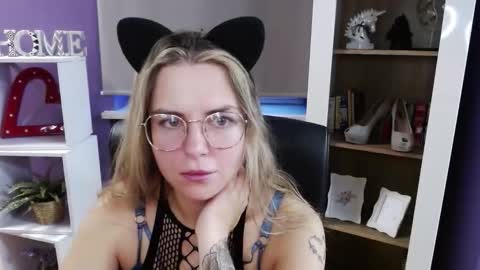 Z O E Y online show from 10-31-25, 06:14