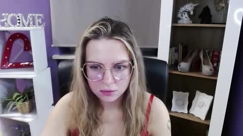 Z O E Y online show from 11-26-25, 06:14