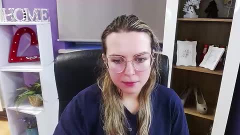 Z O E Y online show from 12-17-25, 07:03