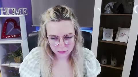 Z O E Y online show from 03-16-26, 05:44