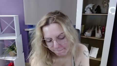 Z O E Y online show from 04-20-26, 04:26