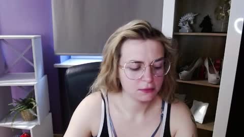 Z O E Y online show from 04-28-26, 04:39