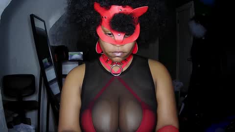 Queen Siren online show from 12-10-24, 01:43