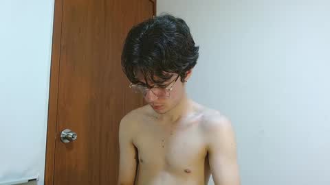 Snapshot of blakeshatter chatting on 12-15-24, 07:21 blakeshatter online show from 12-15-24, 07:21