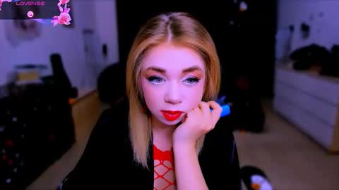 Snapshot of blinkofeyes chatting on 11-11-25, 10:37 Nicole online show from 11-11-25, 10:37