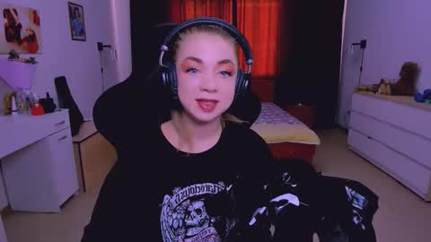 Nicole online show from 10-08-25, 08:23