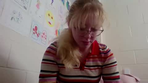Snapshot of blonde_katie chatting on 02-14-26, 05:43 Katie online show from 02-14-26, 05:43