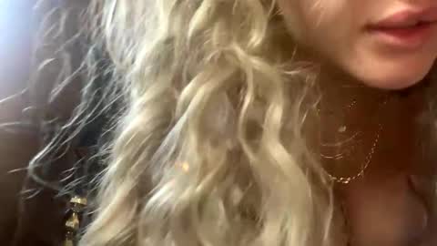 blonde_lover401832 online show from 10-29-25, 12:51