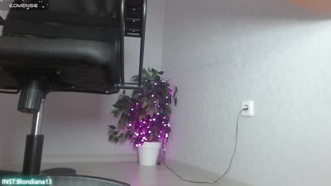 Im Di. I smell naked even when Im dressed. online show from 12-14-24, 04:09