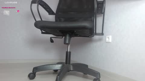 Im Di. I smell naked even when Im dressed. online show from 01-21-25, 12:29