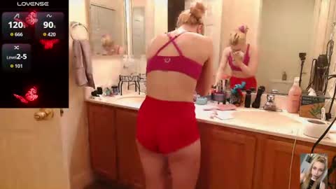 Snapshot of blondiebubblebooty chatting on 06-11-26, 10:35 Bubbles online show from 06-11-26, 10:35