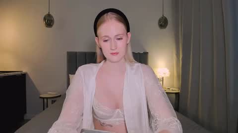 Snapshot of blondiemermaid chatting on 12-13-24, 01:01 Mia online show from 12-13-24, 01:01