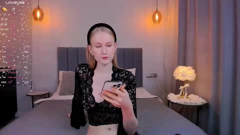 Snapshot of blondiemermaid chatting on 02-15-25, 07:39 Mia online show from 02-15-25, 07:39