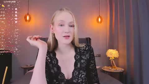 Snapshot of blondiemermaid chatting on 02-28-25, 07:35 Mia online show from 02-28-25, 07:35