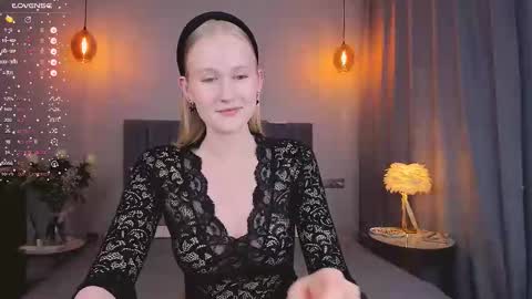 Snapshot of blondiemermaid chatting on 03-11-25, 07:36 Mia online show from 03-11-25, 07:36