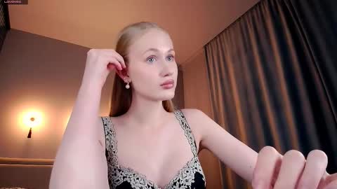 Mia online show from 04-03-26, 01:14