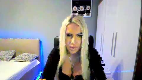 Snapshot of blondleyla chatting on 11-06-25, 02:18 BlondLeyla online show from 11-06-25, 02:18