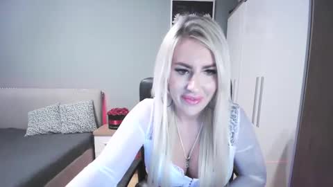 Snapshot of blondleyla chatting on 12-16-25, 02:22 BlondLeyla online show from 12-16-25, 02:22