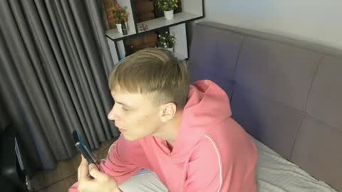 Snapshot of blondvibe chatting on 04-19-26, 10:23 Alik online show from 04-19-26, 10:23