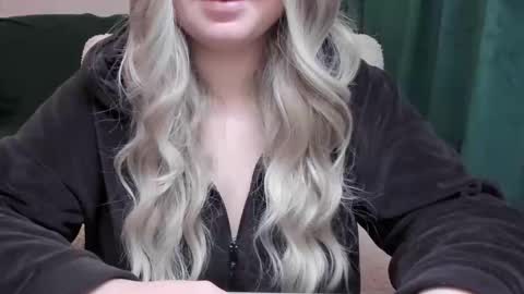 Snapshot of blondymargaret chatting on 12-17-25, 04:29 blondymargaret online show from 12-17-25, 04:29