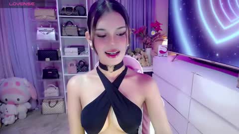 Snapshot of blue_aiveexx chatting on 10-12-25, 05:17 aivee online show from 10-12-25, 05:17