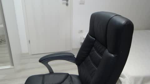 Snapshot of blue_eyes96 chatting on 10-15-25, 04:40 Juliet online show from 10-15-25, 04:40