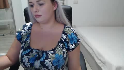 Snapshot of blue_eyes96 chatting on 10-17-25, 05:15 Juliet online show from 10-17-25, 05:15